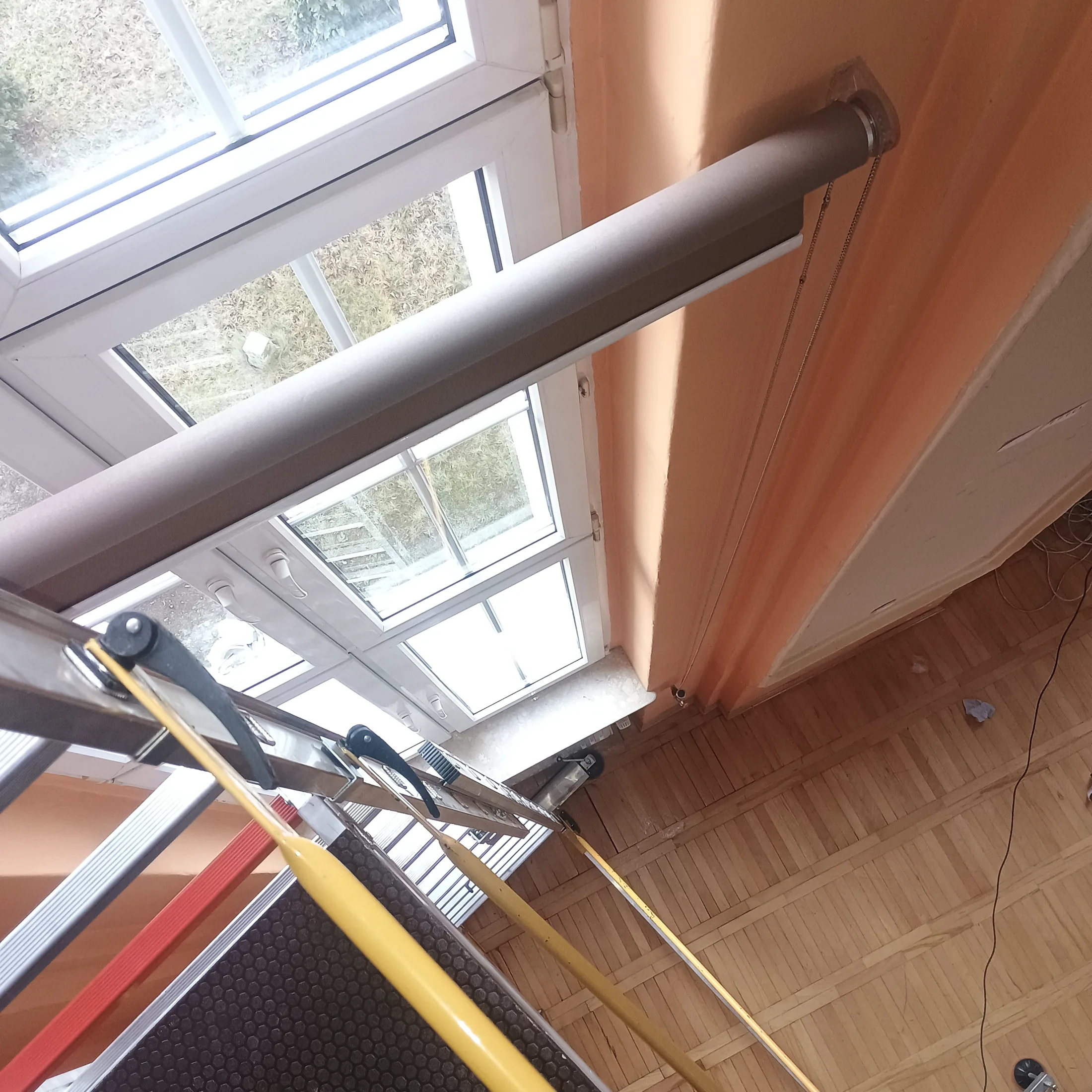 Rolety wolnowiszące wykonane na wymiar przez ANBO w Toruniu – realizacja 03