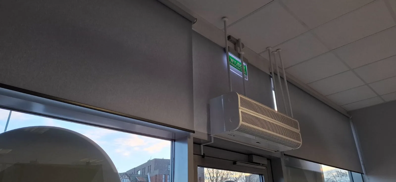 Rolety wolnowiszące wykonane na wymiar przez ANBO w Toruniu – realizacja 06