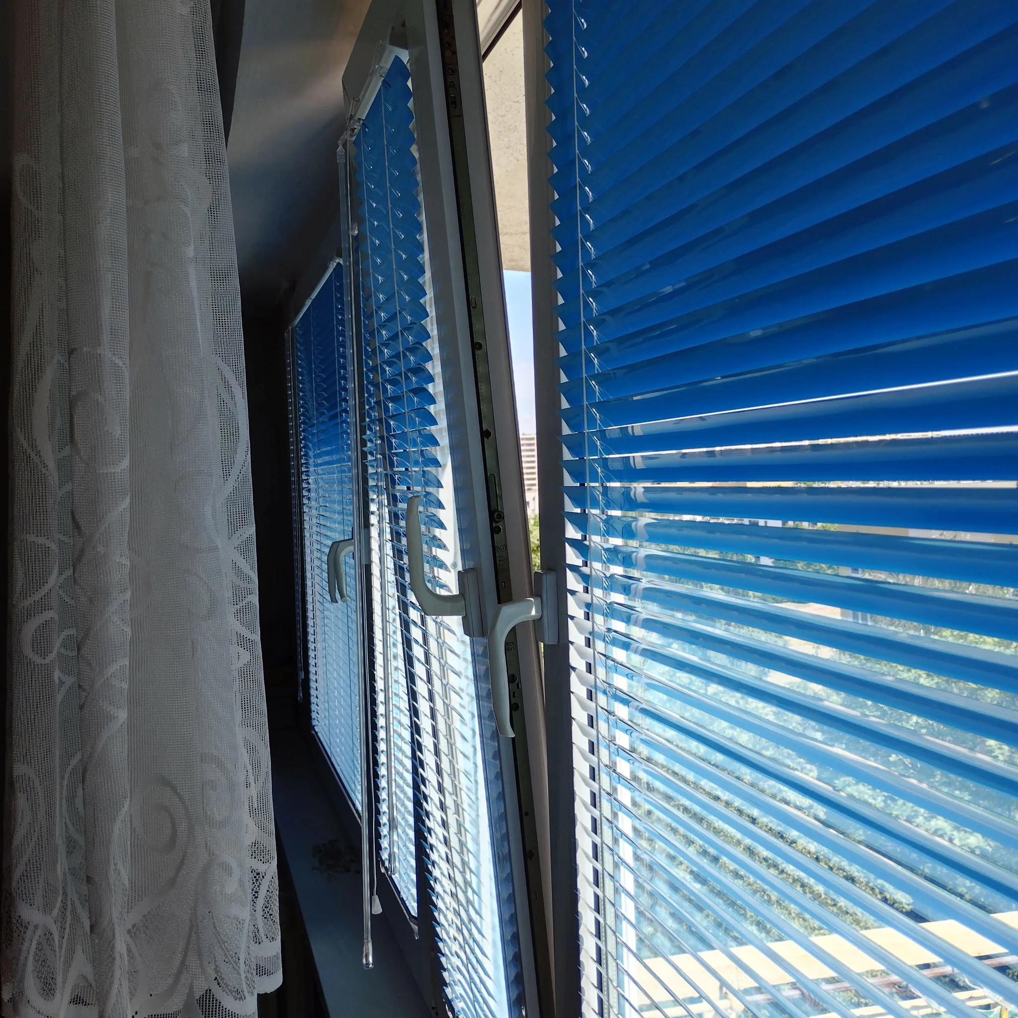 Żaluzje aluminiowe wykonane na wymiar przez ANBO w Toruniu – realizacja 02
